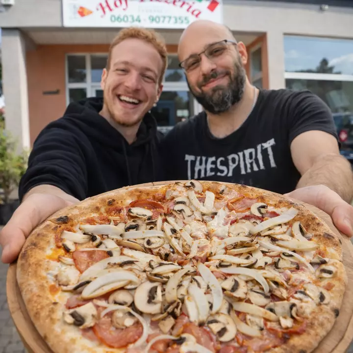 Angelo und Daniele mit Pizza